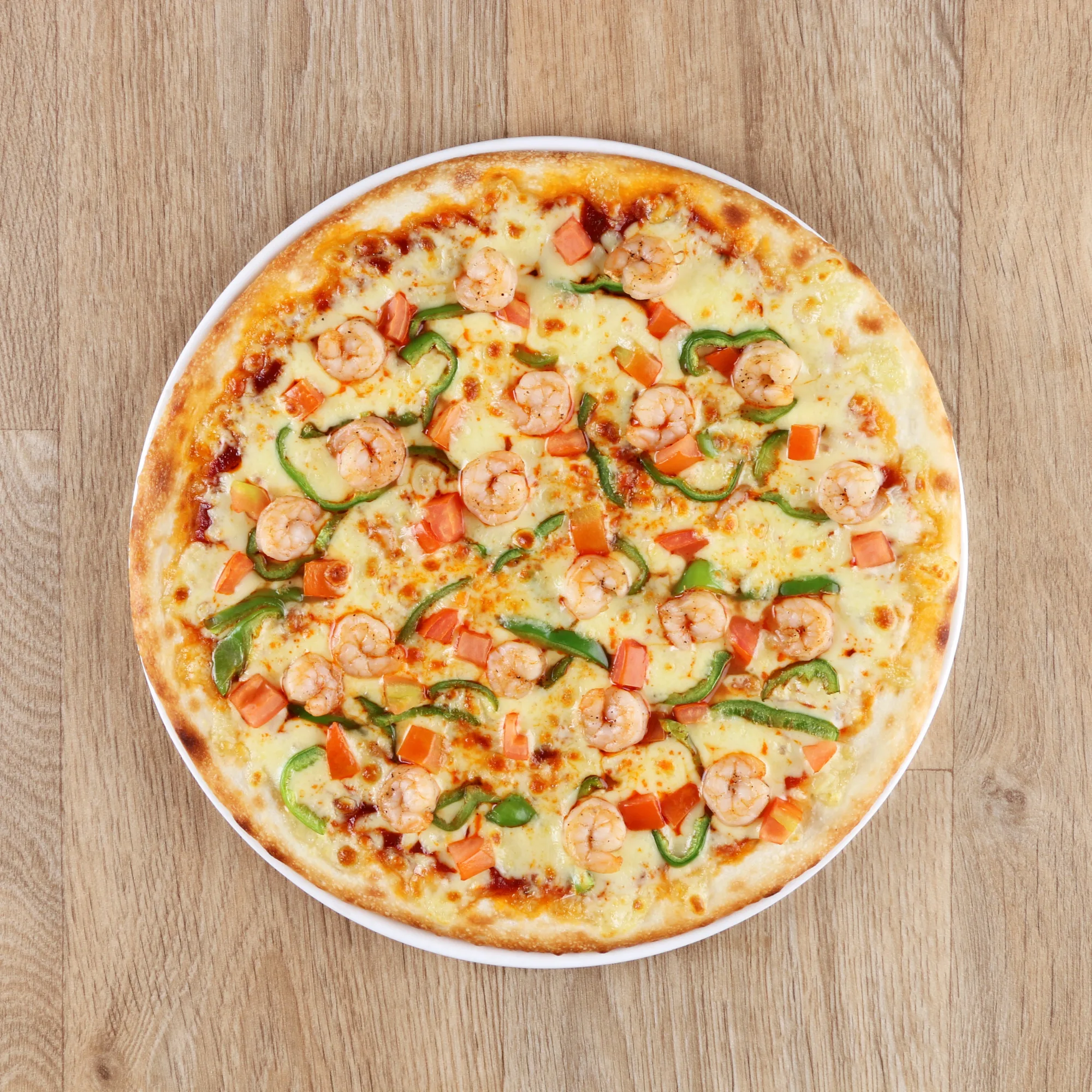 Pizza mit Garnelen und Gemüse, mit Garnelen
